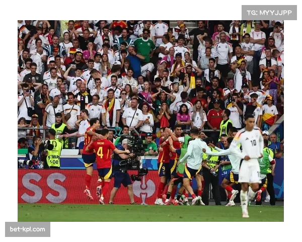 告别时刻：39岁的博努奇在赛前接受全队列队致敬，眼含热泪